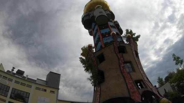 Vue Bâtiment Tour Drôle Sous Ciel Nuageux — Video