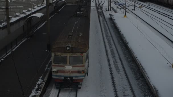 Tåg Som Rör Sig Snöiga Järnvägsspår Skymningen — Stockvideo