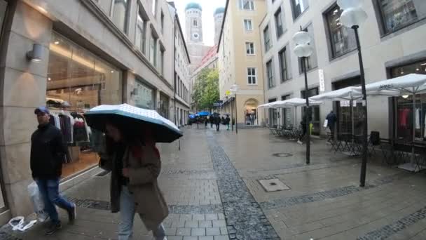 Pessoas Andando Rua Dia Chuvoso — Vídeo de Stock