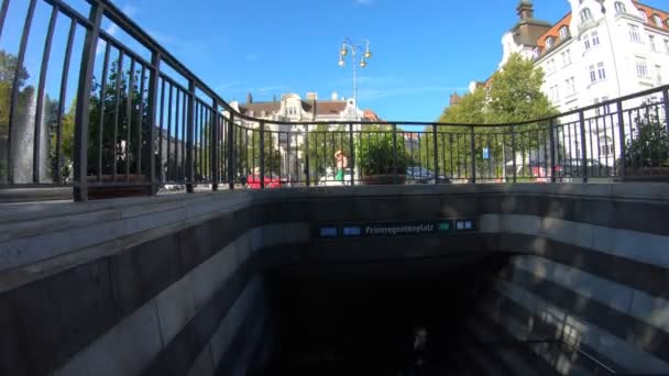 Caminando Por Entrada Estación Metro Prinzregentenplatz Munich Alemania — Vídeos de Stock