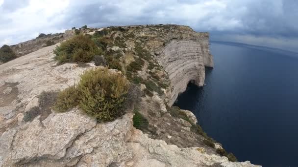 Θαλασσογραφία Συννεφιασμένο Ουρανό Από Παράκτιους Βράχους — Αρχείο Βίντεο