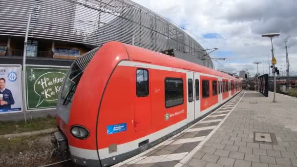 Train Rouge Passant Par Gare Vide — Video