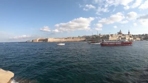 Barcos Que Mueven Puerto Con Personas Nadando Luz Del Sol — Vídeo de stock