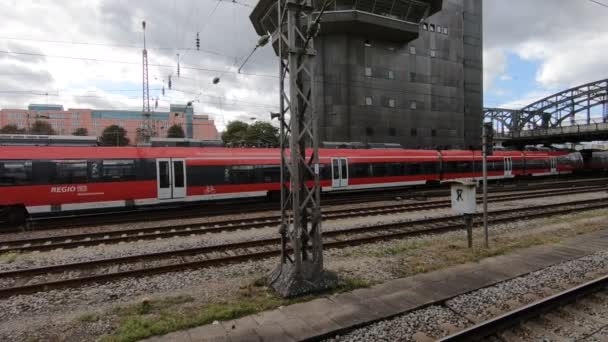 Обзор Движения Красного Поезда Рельсам Станции — стоковое видео