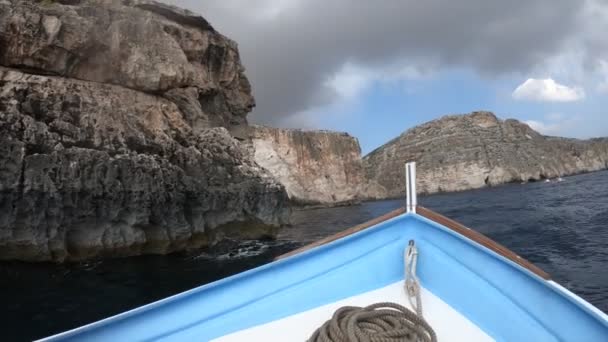 Rocce Mare Cielo Nuvoloso Vista Barca Movimento Con Turista Donna — Video Stock