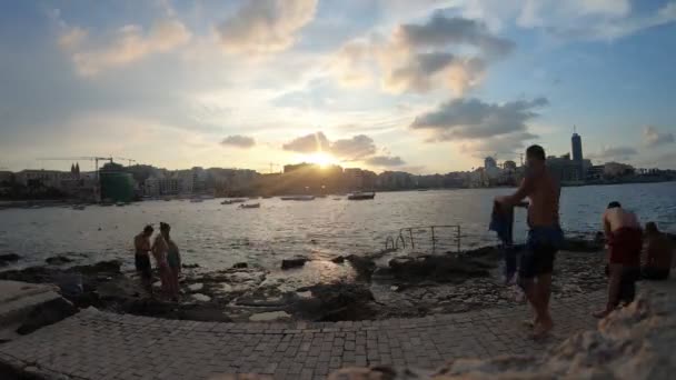 Time Lapse Filmato Persone Che Nuotano Nel Porto Tramonto Del — Video Stock