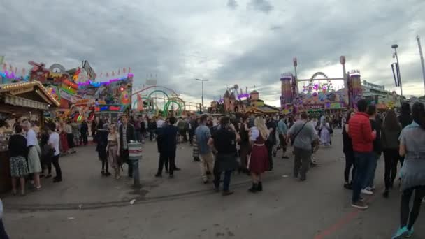 Riprese Persone Fiera Durante Giornata Nuvolosa — Video Stock