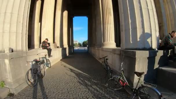 Moviéndose Entre Columnas Del Antiguo Edificio Romano Personas Con Bicicletas — Vídeos de Stock