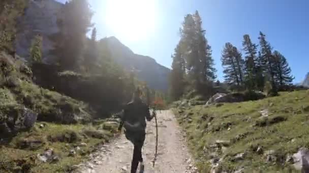 Time Lapse Filmato Escursioni Nel Paesaggio Montano Con Gente — Video Stock