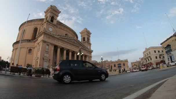 車や古いローマの建物で動く人々のタイムラプス映像は — ストック動画