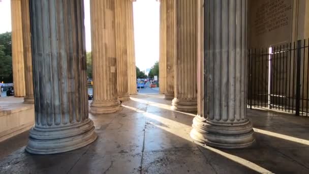 Moviéndose Entre Columnas Viejo Edificio Romano Con Gente Dentro — Vídeos de Stock