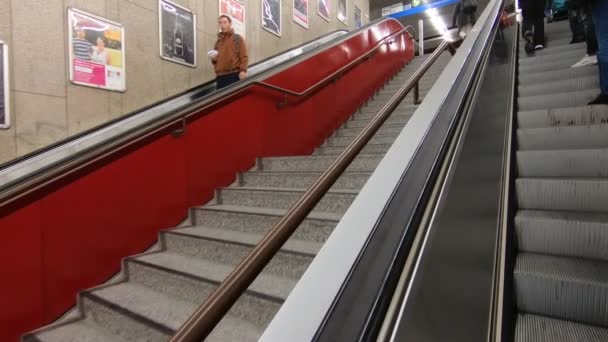 Pov Asansörde Yükseliyor Metro Istasyonundaki Insanlar — Stok video