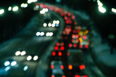 Gece şehir trafik ışıklarının bulanık görüntüsü