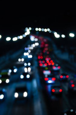 Gece şehir trafik ışıklarının bulanık görüntüsü