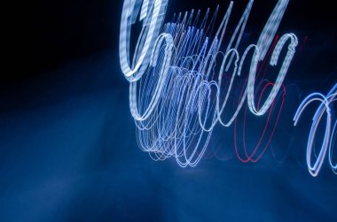 Gece şehir trafik ışıklarının bulanık görüntüsü