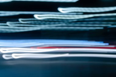 Gece şehir trafik ışıklarının bulanık görüntüsü