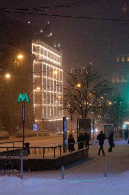 Akşam aydınlandı tsum binası ve yayalar metro girişi, Kyiv, Ukrayna 