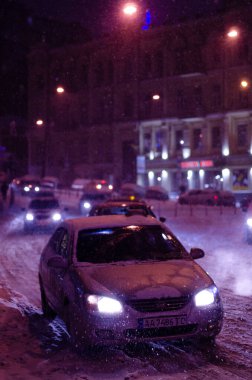 Akşamları yol trafiği Ukrayna 'daki Kyiv şehir caddesini aydınlattı