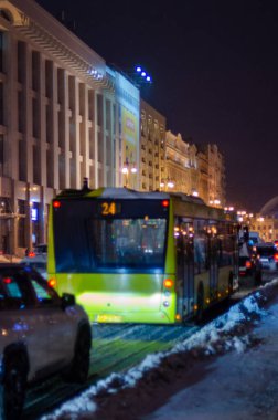 Akşamki yol trafiği Khreschatyk Caddesi, Kyiv, Ukrayna 'yı aydınlattı