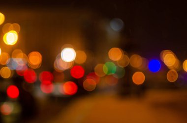 Gece şehir trafik ışıklarının odaklanmamış görüntüsü