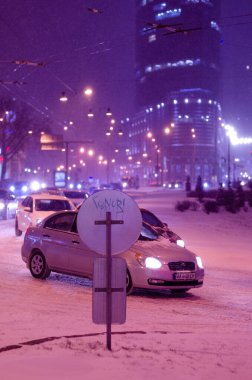 Akşamları yol trafiği Ukrayna 'daki Kyiv şehir caddesini aydınlattı