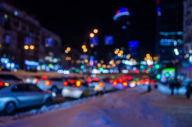 Gece şehir trafik ışıklarının odaklanmamış görüntüsü