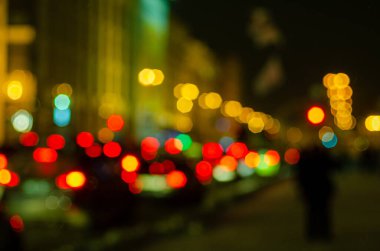 Gece şehir trafik ışıklarının odaklanmamış görüntüsü