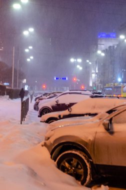 Kyiv caddesindeki karda parkedilmiş arabalar gece aydınlandı
