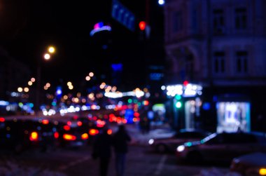 Gece şehir trafik ışıklarının odaklanmamış görüntüsü