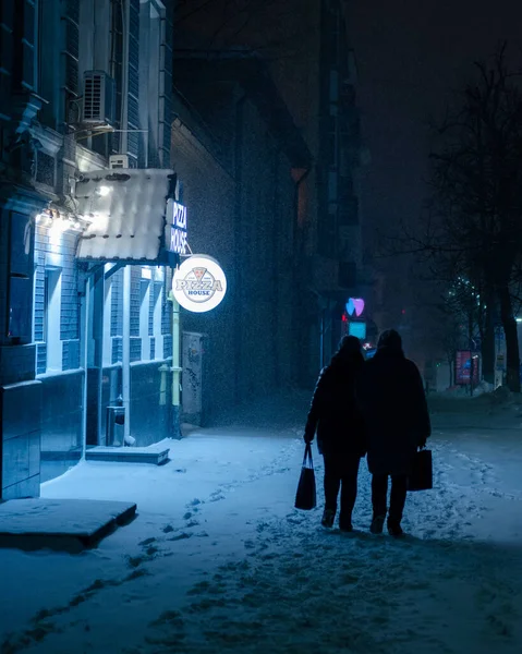 Menschen Die Nachts Auf Der Verschneiten Straße Der Stadt Kyiv — Stockfoto