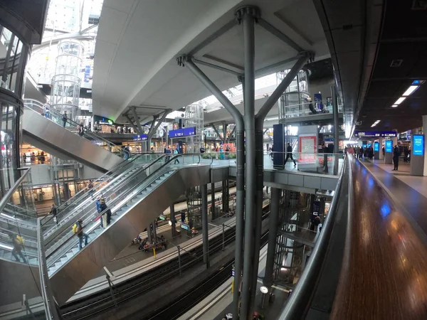 Vista Del Centro Comercial Edificio Interior Con Gente — Foto de Stock