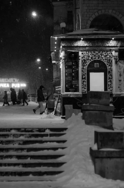 Nevado Khreschatyk Calle Luz Noche Con Gente Blanco Negro —  Fotos de Stock