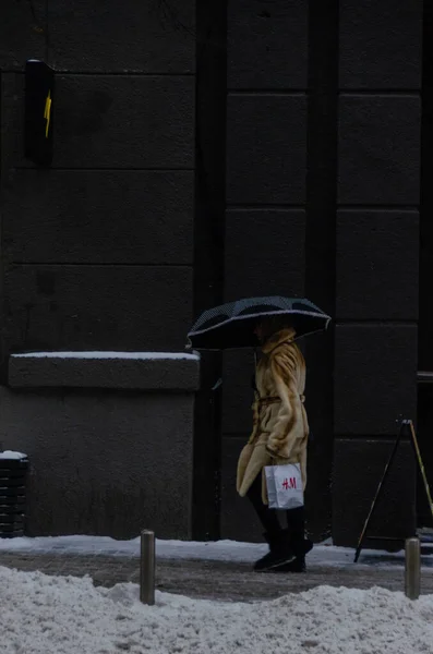 Woman Fur Coat Umbrella Walking Street — Stock Photo, Image