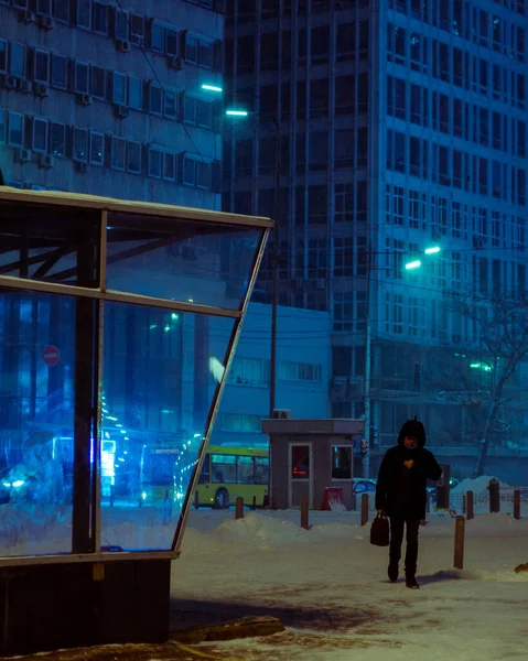 Karlı Kyiv Caddesinde Gece Metro Girişinde Yürüyen Biri — Stok fotoğraf