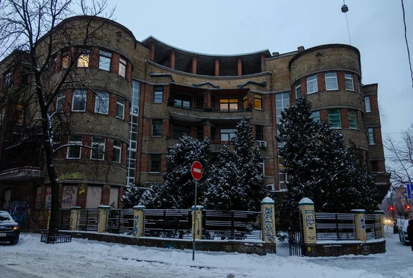 Stará Budova Zasněžené Kyjevské Městské Ulici — Stock fotografie
