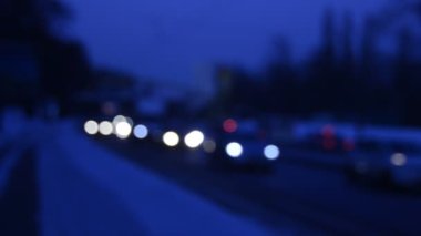Hareket halindeki trafik ışıklarının odaklanmış görüntüleri