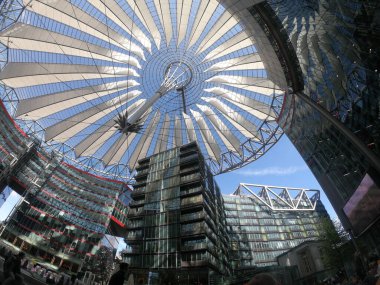 Modern binalar arasındaki çadırın düşük açılı görüntüsü