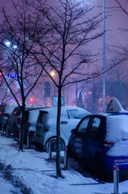 Kyiv caddesindeki karda parkedilmiş arabalar gece aydınlandı