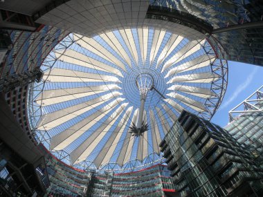 Modern binalar arasındaki çadırın düşük açılı görüntüsü