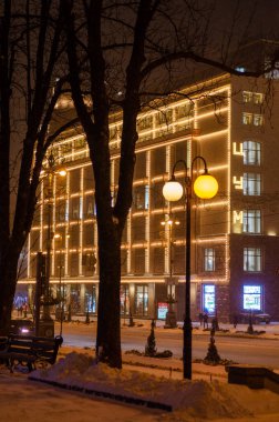 Akşam aydınlatmalı tsum binası Karlı cadde, Kiev, Ukrayna 