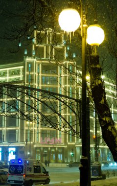 Akşam aydınlatmalı tsum binası Karlı cadde, Kiev, Ukrayna 