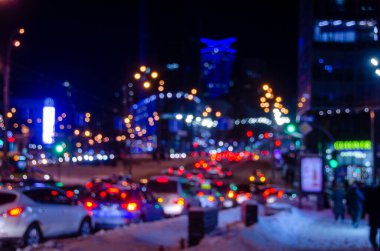 Gece şehir trafik ışıklarının odaklanmamış görüntüsü