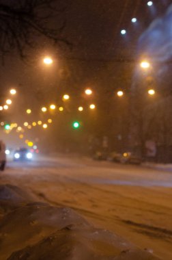 Gece şehir trafik ışıklarının odaklanmamış görüntüsü