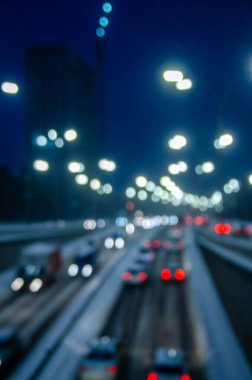 Gece şehir trafik ışıklarının odaklanmamış görüntüsü