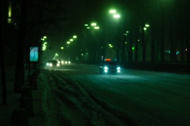 Gece şehir trafik ışıklarının odaklanmamış görüntüsü