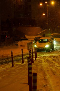 Karlı Kyiv caddesinin manzarası gece aydınlandı