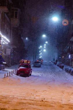 Karlı Kyiv caddesinin manzarası gece aydınlandı