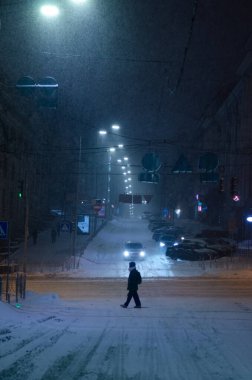 Karlı Kyiv Caddesi 'nden geçen kişi gece aydınlandı.
