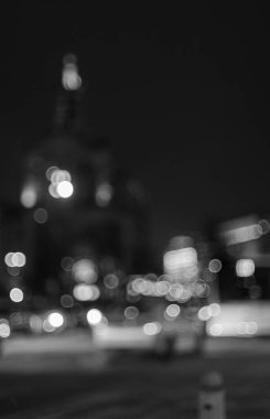 Gece şehir trafik ışıklarının odaklanmamış görüntüsü