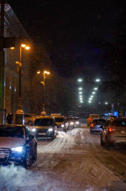 Akşamları yol trafiği Ukrayna 'daki Kyiv şehir caddesini aydınlattı